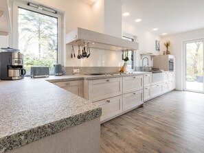 Fridge, oven, dishwasher, cookware/dishes/utensils - Villa Grenzenlos mit Sauna by Interhome (Glowe)