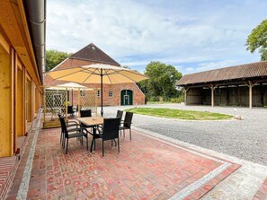 Outdoor dining - Gut Groß Fedderwarden, Ferienwohnung Emma by Interhome (Burhave)