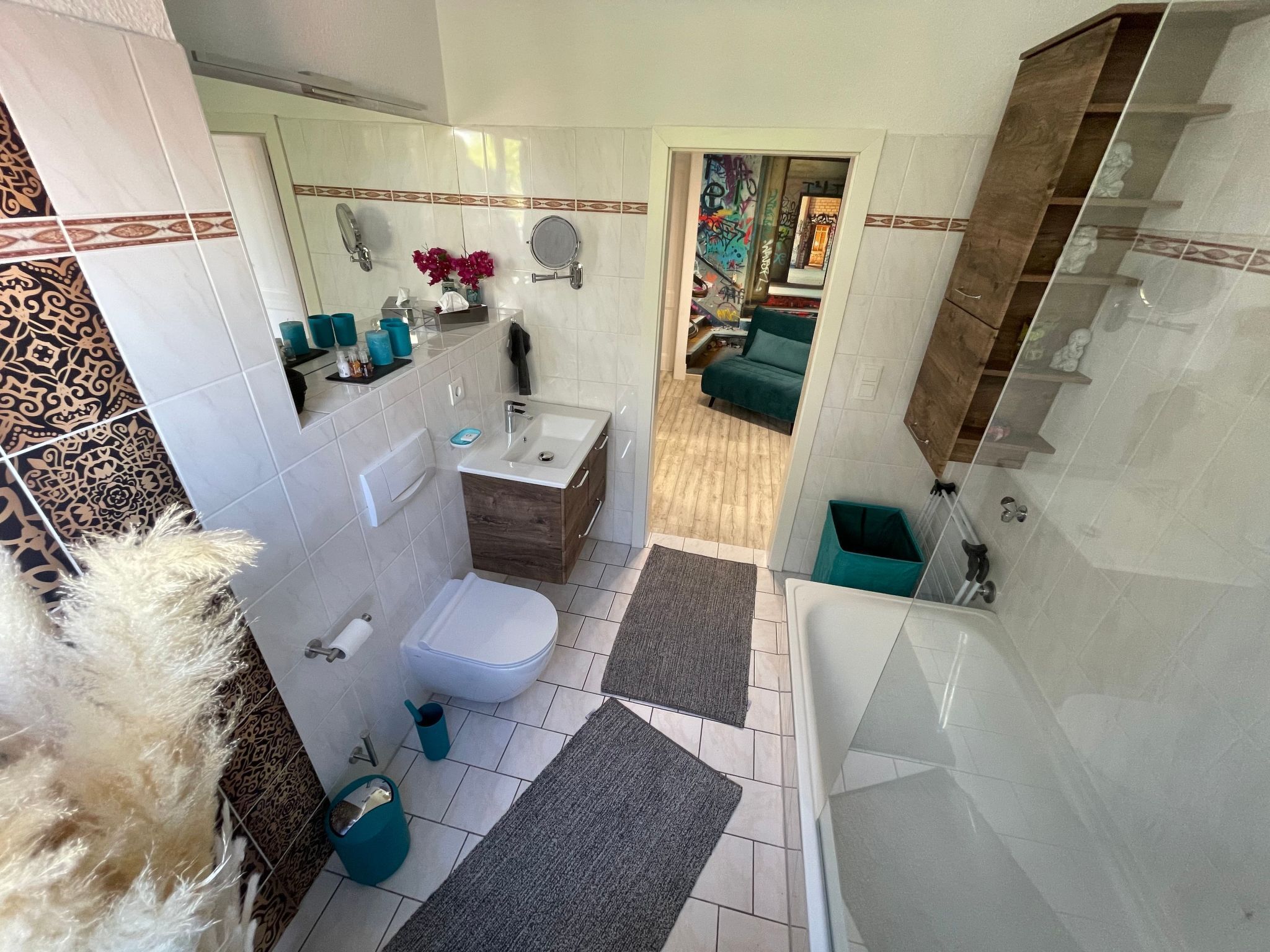 Ein kleines Badezimmer mit Toilette, Waschbecken und Duschbereich.
