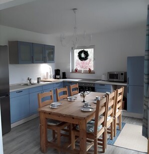 Kühlschrank, Mikrowelle, Ofen, Geschirrspüler