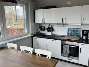 Kjøleskap, mikrobølgeovn, ovn og oppvaskmaskin