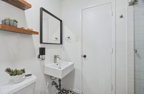 Shower, towels, soap, shampoo - LUX Home MINS to Medical City & Cowboys HQ (Frisco)