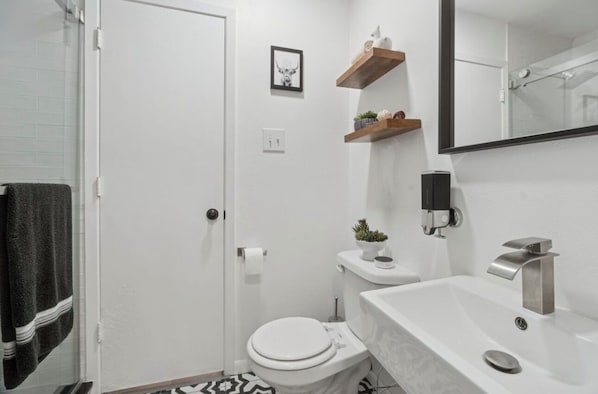 Shower, towels, soap, shampoo - LUX Home MINS to Medical City & Cowboys HQ (Frisco)