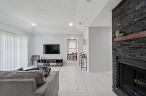 TV, fireplace - LUX Home MINS to Medical City & Cowboys HQ (Frisco)