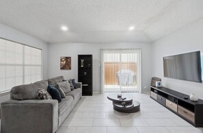 TV, fireplace - LUX Home MINS to Medical City & Cowboys HQ (Frisco)