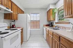 Coffee/tea maker, fridge, microwave, oven - LUX Home MINS to Medical City & Cowboys HQ (Frisco)