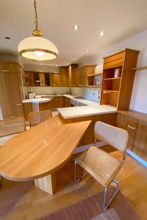 Kühlschrank, Geschirrspüler, Kochgeschirr/Geschirr/Besteck