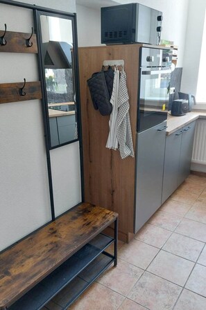 Jääkaappi, mikroaaltouuni, uuni, astianpesukone