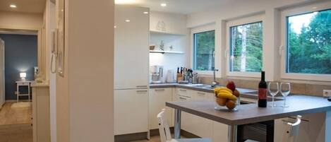 Réfrigérateur, un four, lave-vaisselle, vaisselle et ustensiles