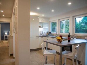 Kühlschrank, Ofen, Geschirrspüler, Kochgeschirr/Geschirr/Besteck