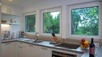 Kühlschrank, Ofen, Geschirrspüler, Kochgeschirr/Geschirr/Besteck