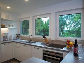 Kühlschrank, Ofen, Geschirrspüler, Kochgeschirr/Geschirr/Besteck