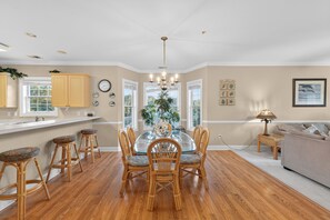 Interior - Magnolia Pointe Luster Leaf 4821-301 (Myrtle Beach)