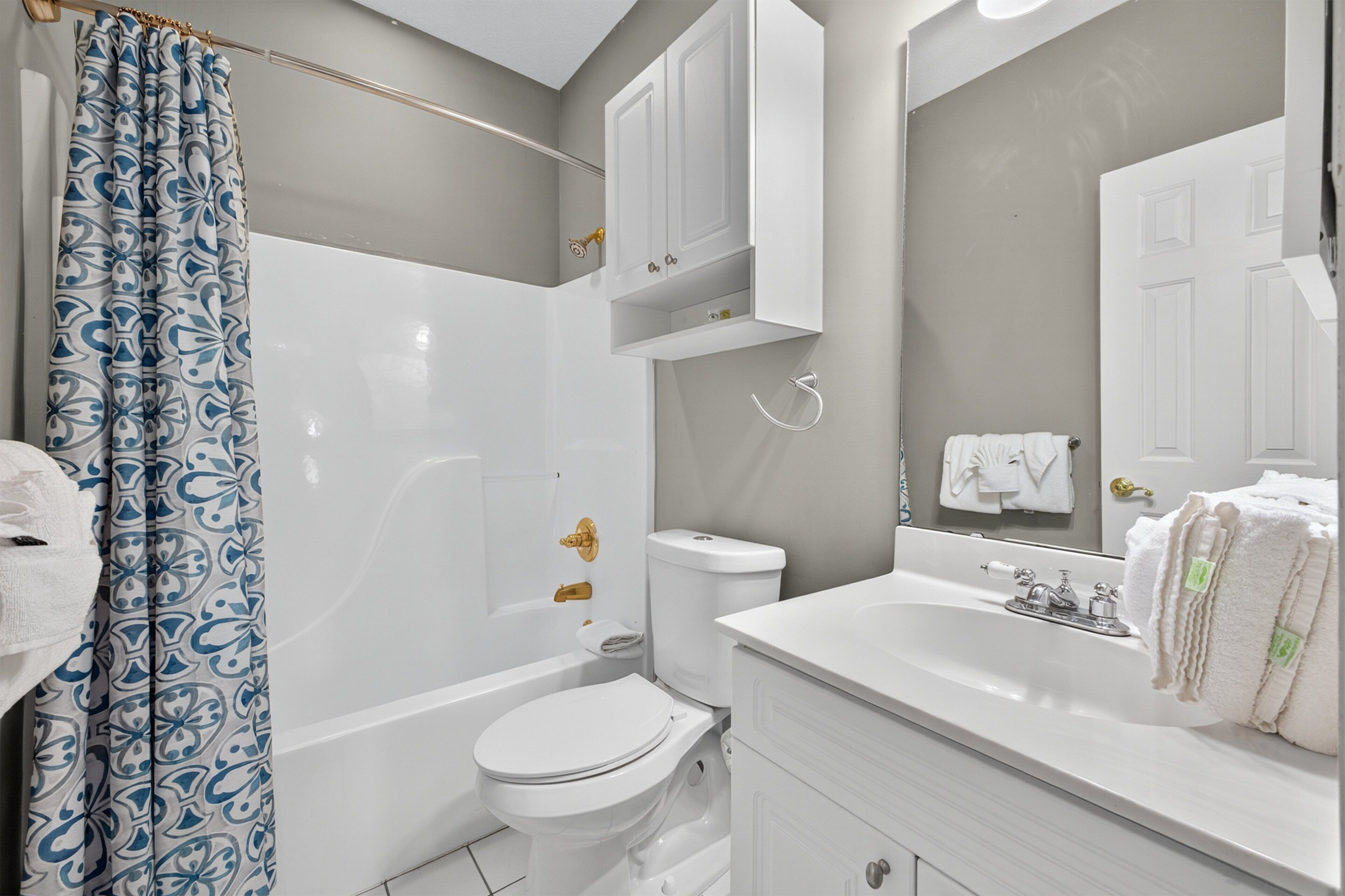Une salle de bain moderne avec une baignoire, des toilettes et un lavabo.