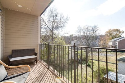 Star Studded - Near Music Row- Private Balcony