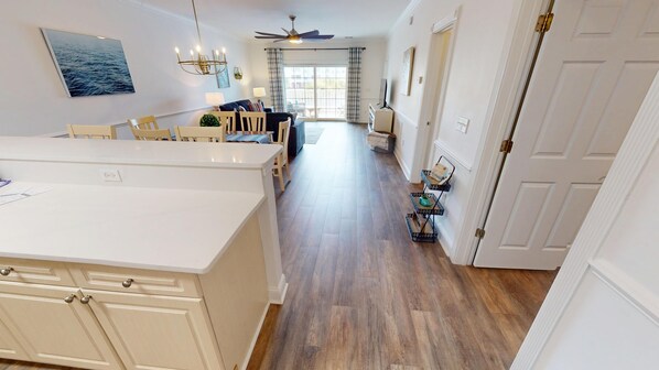 Interior - Magnolia Pointe Luster Leaf 4833-202 (Myrtle Beach)