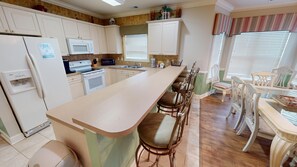Interior - Magnolia Pointe Luster Leaf 4886-101 (Myrtle Beach)