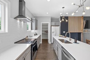 Interior - Rhythm and View - Broadway, Groups, Secure Garage (Nashville)