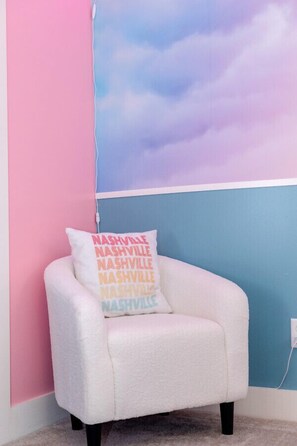 Interior - Pink Party Nashville-near Music Row, Free Parking (Nashville)