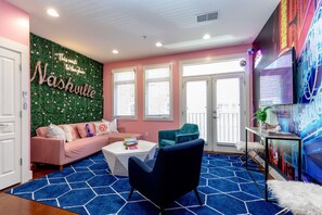 Interior - Pink Party Nashville-near Music Row, Free Parking (Nashville)