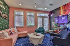 Interior - Pink Party Nashville-near Music Row, Free Parking (Nashville)