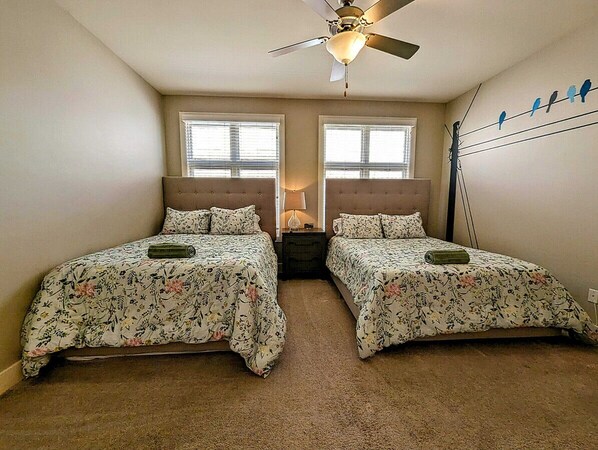 A bedroom with two beds, a ceiling fan, and a window with blinds. - The Celebrity - Free Parking, Central, Vanderbilt (Nashville)