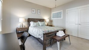 A bedroom with a wooden bed, two bedside tables with lamps, a ceiling fan, and a large window. - The Celebrity - Free Parking, Central, Vanderbilt (Nashville)