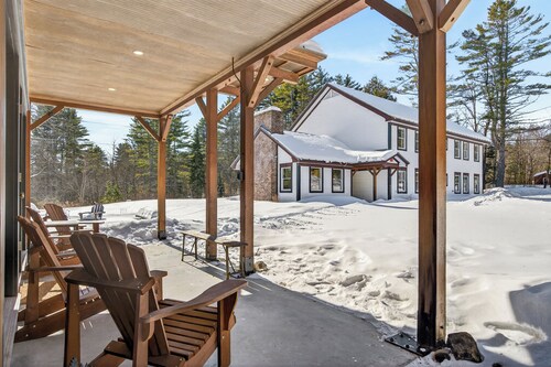 NEW- 12BR Vermont Retreat – Sleeps 19, Trails on Property, Mountains Just 15 Min