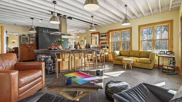 Smart-TV, Kamin, Bücher, Drucker