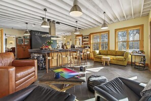 Smart TV, chimenea, libros, impresora