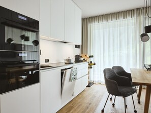 Kylskåp, ugn, diskmaskin och grytor/köksredskap