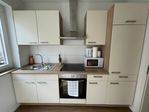 Fridge, microwave, cookware/dishes/utensils - Kernsanierte Ferienwohnung in zentraler Lage by Interhome (Wilhelmshaven)