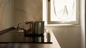 Een koelkast, een magnetron, een oven, kookgerei, borden en bestek