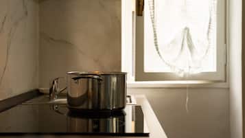 Frigorífico, microondas, horno y utensilios de cocina