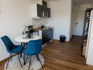 Fridge, microwave, cookware/dishes/utensils - Come4Stay Passau - Holzheim 126 - Parkplatz by Interhome (Passau)
