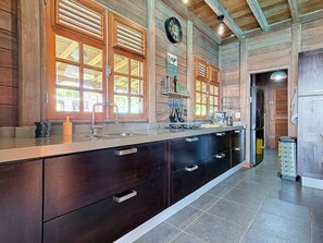 Een koelkast, een microgolfoven, een oven, een vaatwasser