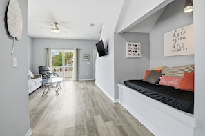 Smart TV - Lux Ft Walton Beachfront Home MINS to HCA Florida Hospital/ Sleeps 4/ King Bed (Fort Walton Beach)