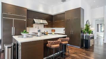 Luxury Villa, Canal View | Private kitchen