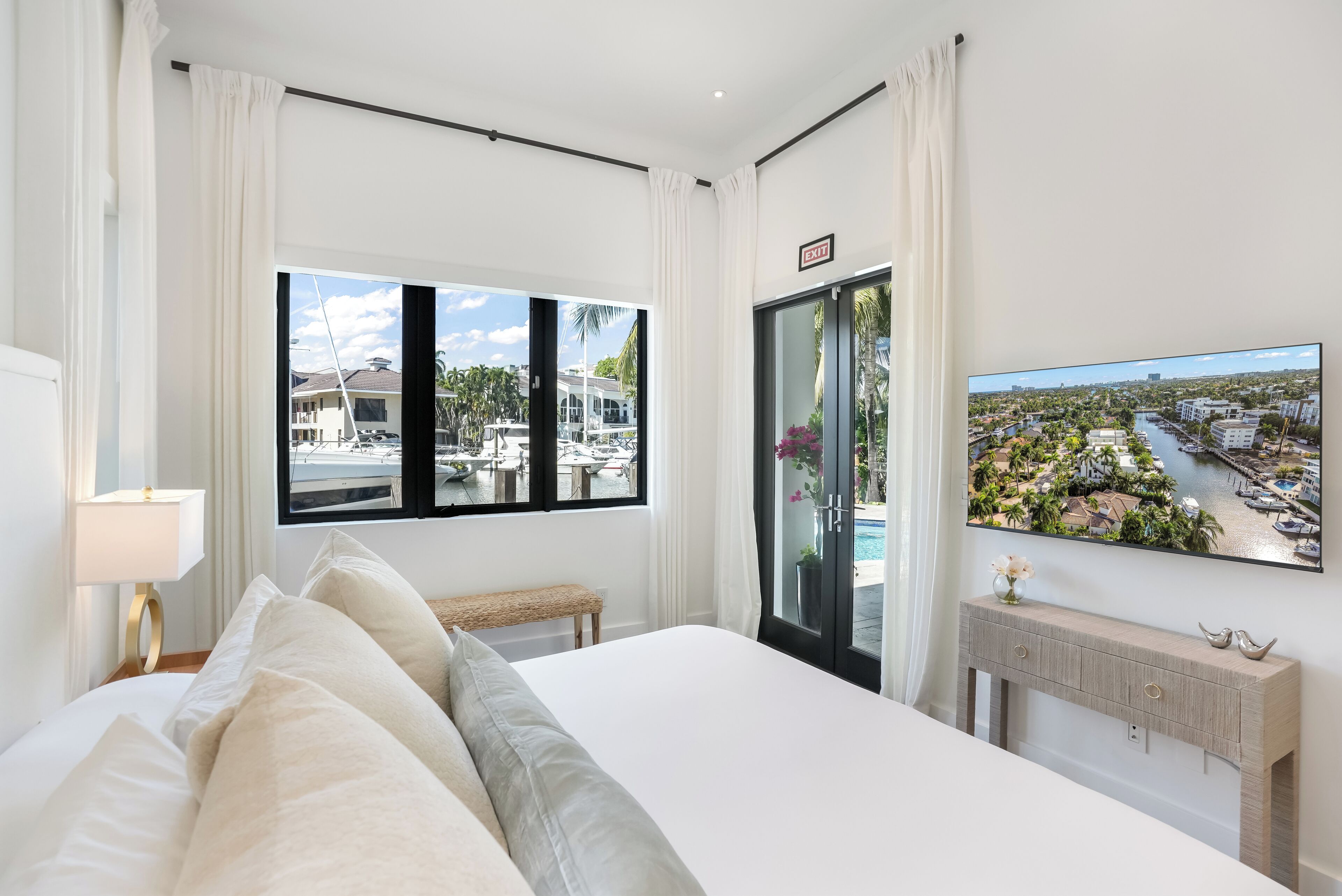 Luxury Villa, Canal View | Blackout curtains, iron/ironing board, free WiFi