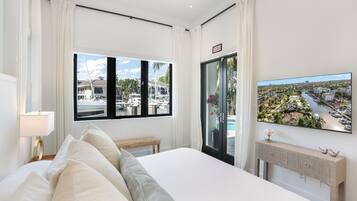 Luksusvilla, kanalutsikt | Blendingsgardiner, strykejern/-brett og wi-fi (inkludert)