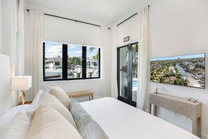 Luxe villa, uitzicht op het water | Verduisterende gordijnen, een strijkplank/strijkijzer, gratis wifi