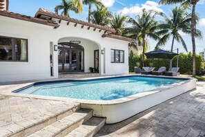 Outdoor pool, pool umbrellas, pool loungers - The Rendez-Vous Villa (Fort Lauderdale)