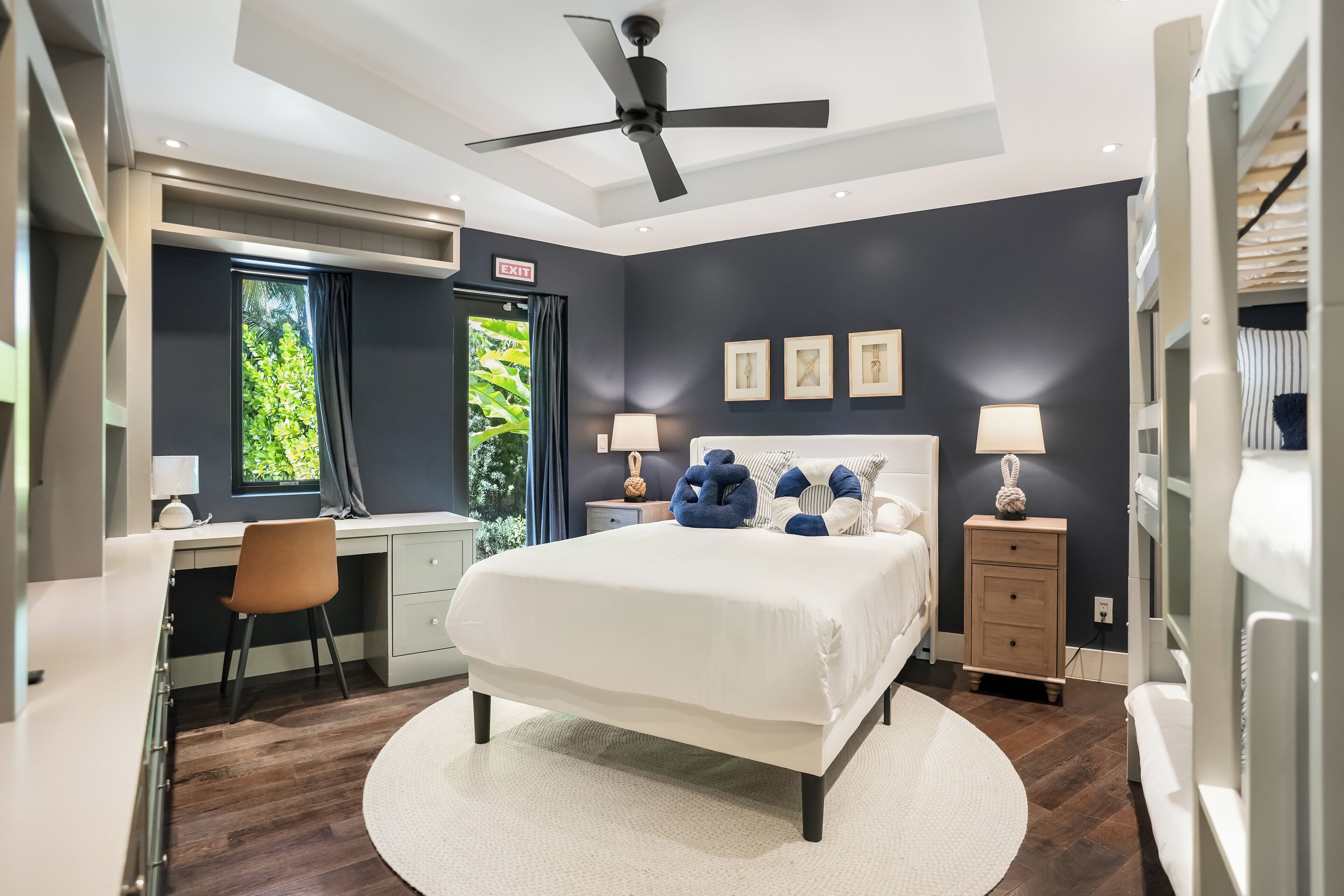 Cortinas blackout, tabla de planchar con plancha y wifi gratis 