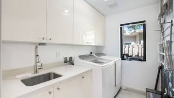 Luxury Villa, Canal View | Interior