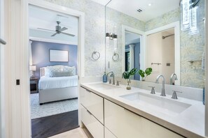 Luxury Villa, Canal View | Bathroom | Free toiletries, hair dryer, towels, soap - The Rendez-Vous Villa (Fort Lauderdale)