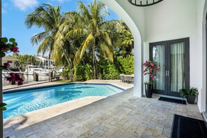 Outdoor pool, pool umbrellas, pool loungers - The Rendez-Vous Villa (Fort Lauderdale)