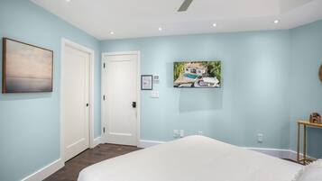 Luksusvilla, kanalutsikt | Blendingsgardiner, strykejern/-brett og wi-fi (inkludert)