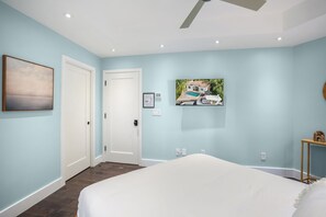 Luksusvilla, kanalutsikt | Blendingsgardiner, strykejern/-brett og wi-fi (inkludert)