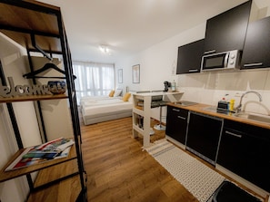 Fridge, microwave, cookware/dishes/utensils - Come4Stay Passau - modern - Parkplatz by Interhome (Passau)