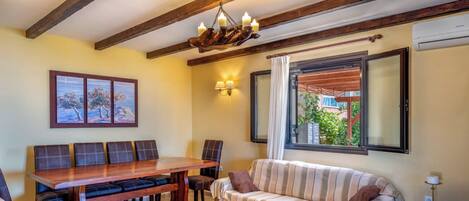 Télévision, cheminée, livres